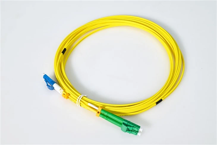 Kabel Tampalan Mod Tunggal Hibrid LC UPC ke LC APC dengan G657A1 Bend-Serat Tidak Peka
